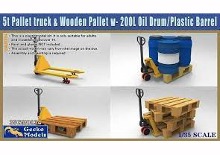 35GM0034 1/35 5 tonne Pallet Truck and Wooden Pallet with 200L Oil Drums/Plastic Barrel